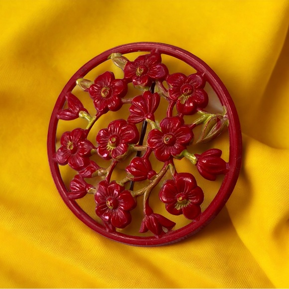 1940’s Red Celluloid Floral Brooch - Picture 1 of 5